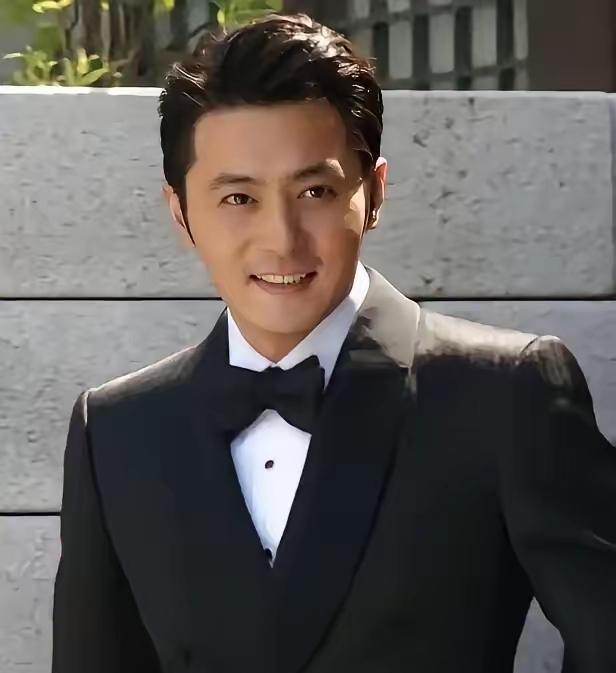 张东健的颜值，
演技都是杠杠的。
韩国明星男