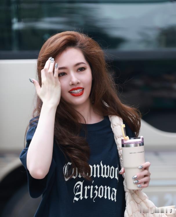 偶买噶！郭碧婷这个大波浪卷复古妆，仿佛让我看到了年轻时候的向太，美得好突出了，怪