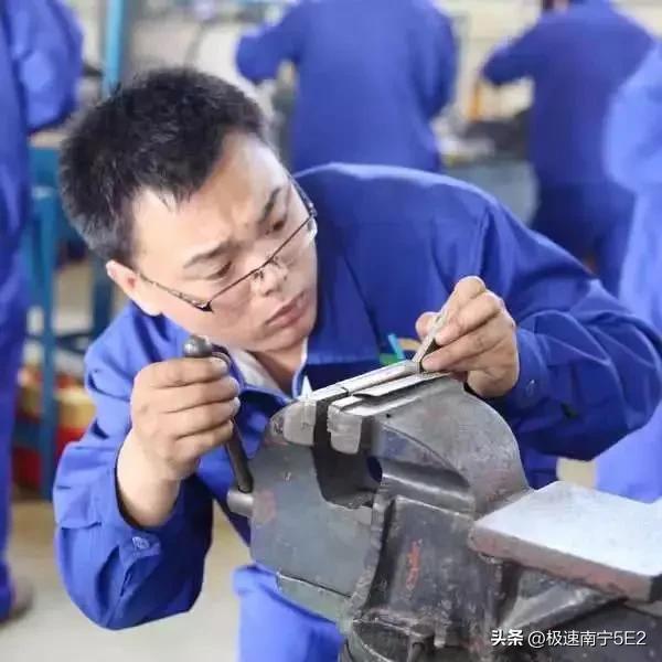 企业退休高级工程师，一辈子都奋斗在科研、生产的第一线，着实辛苦。可到头来，他们的