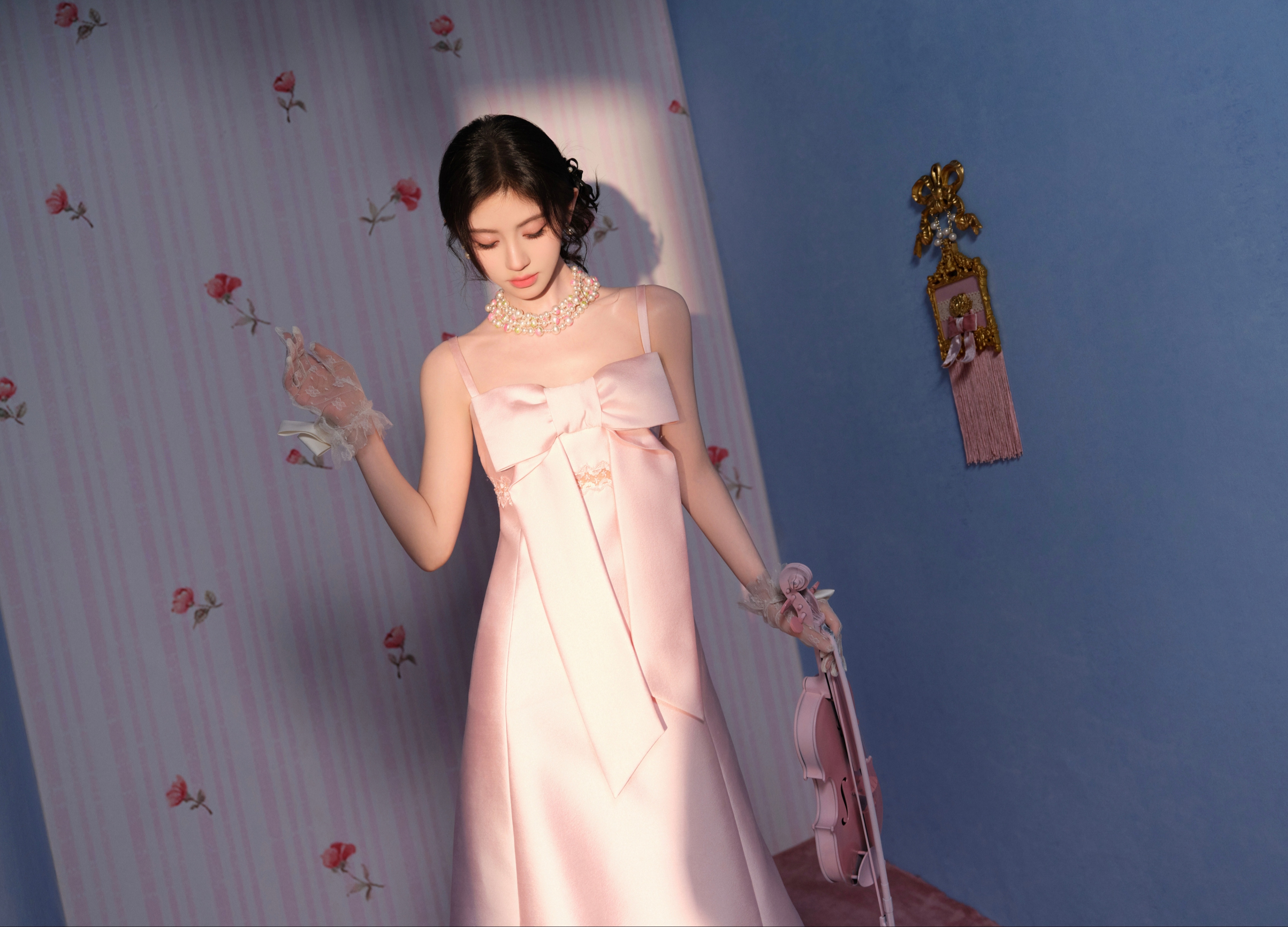 【鞠婧祎】小鞠手里拿的是要官宣的恩雅吧🎻 