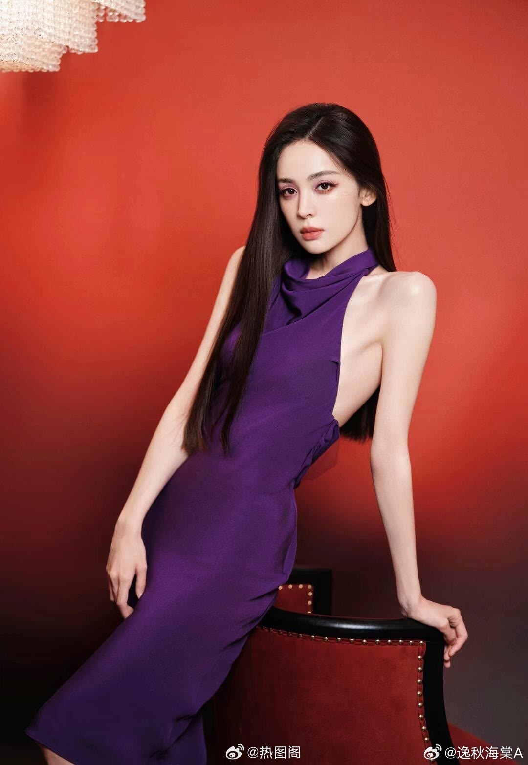 古力娜扎肩颈线条优越，体态舒展大方，行走间自带光芒。她用颜值与气质证明，真正的美