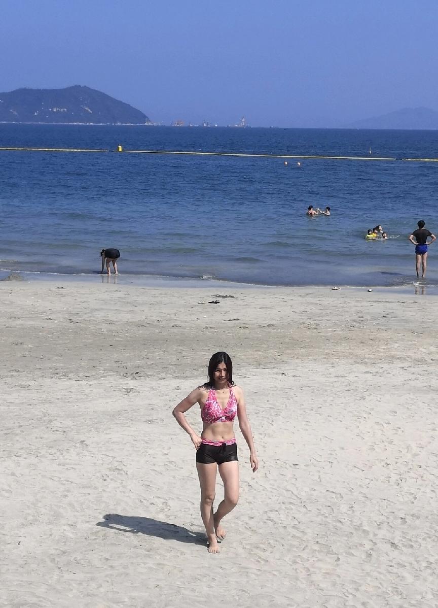 分享一张你最近随拍的照片今年头一回来海边游泳。