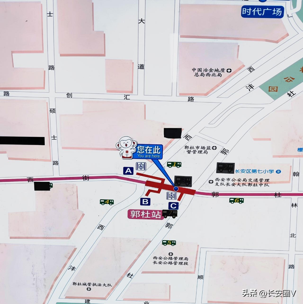 辛巴同学来到了郭杜地铁站，看到西沣路西侧仅仅设置了一个出口，位于西沣路西北角。