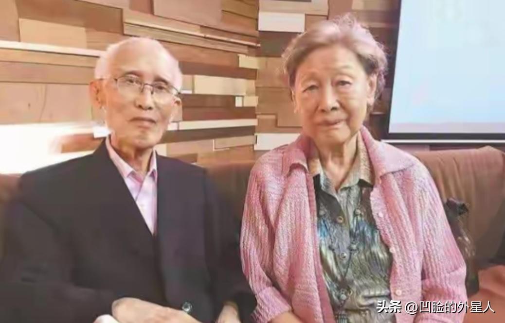 余光中17岁时爱上了14岁的表妹，虽因无法生育坚持娶她，婚后他们竟然在七年内育有