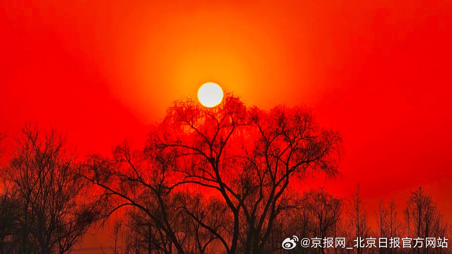 【#北京夕阳照着你回家团圆#】#明天是蛇年最后一个工作日# 2月13日傍晚，北京