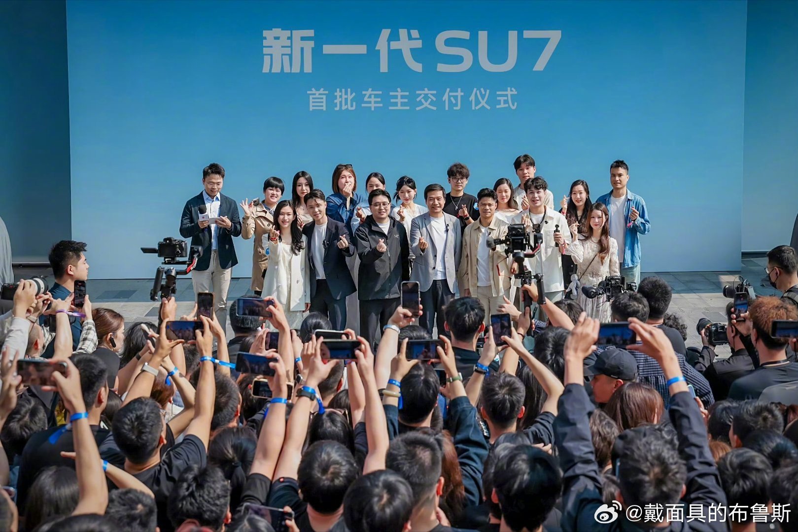 新一代SU7锁单超3万辆  新一代小米SU7这波势头真稳，目前锁单已经悄悄突破3
