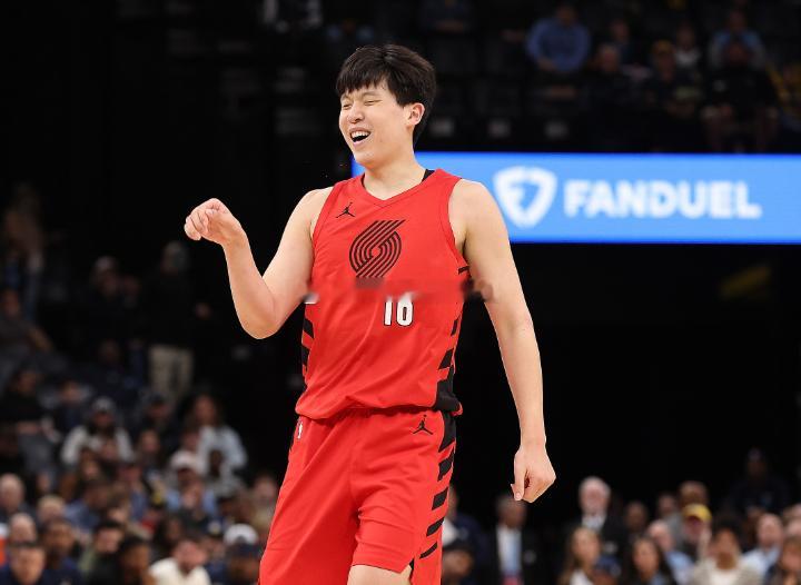 NBA常规赛，波特兰开拓者在客场以117-110的比分战胜萨克拉托国王。此役，中