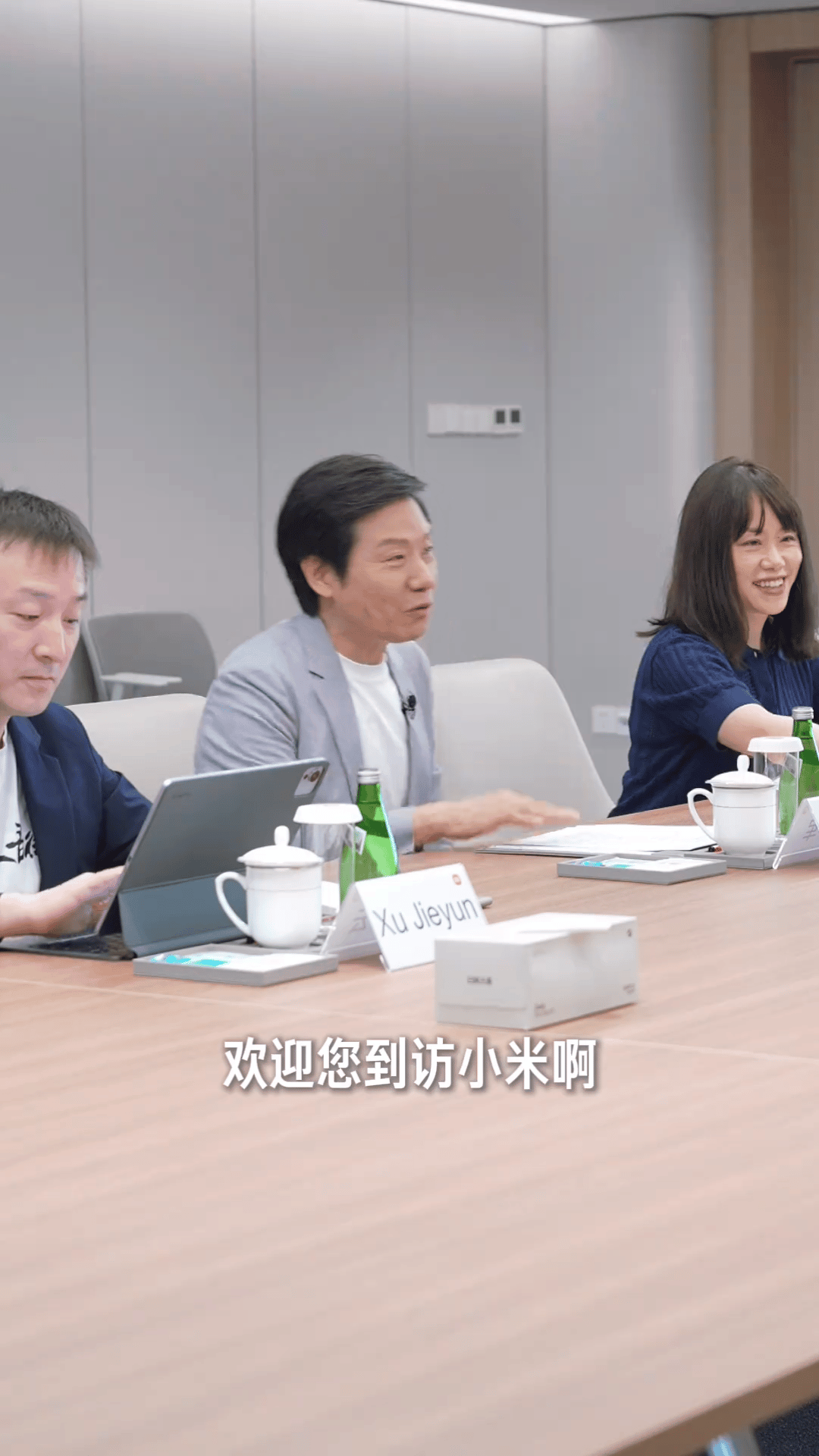 感觉雷军有点内向，和陌生人面对面紧张时不自在时会重新坐一下。 ​​​