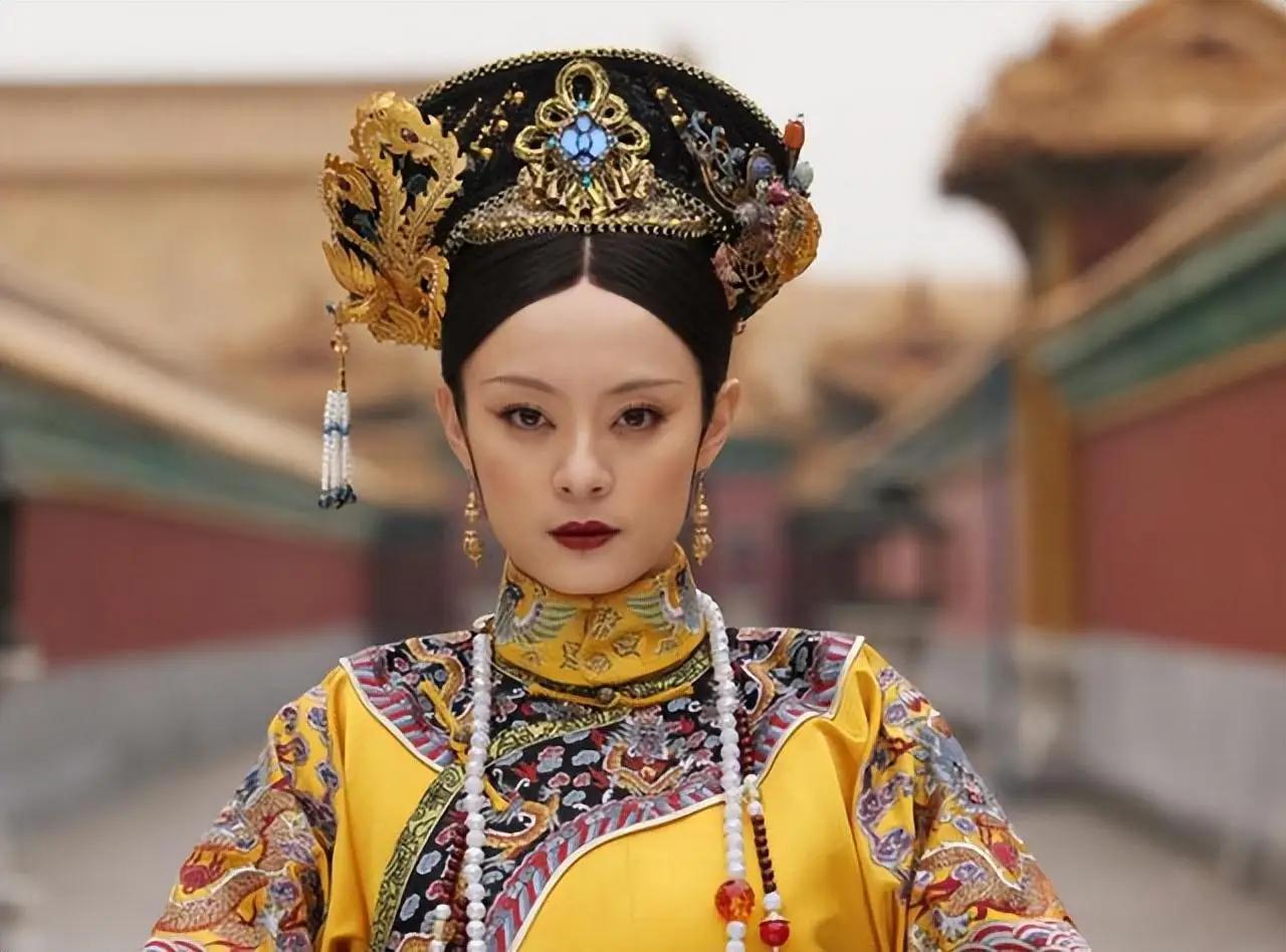 她活到八十六岁。乾隆做了四十二年皇帝，她就做了四十二年皇太后。亲眼看着自己的玄孙