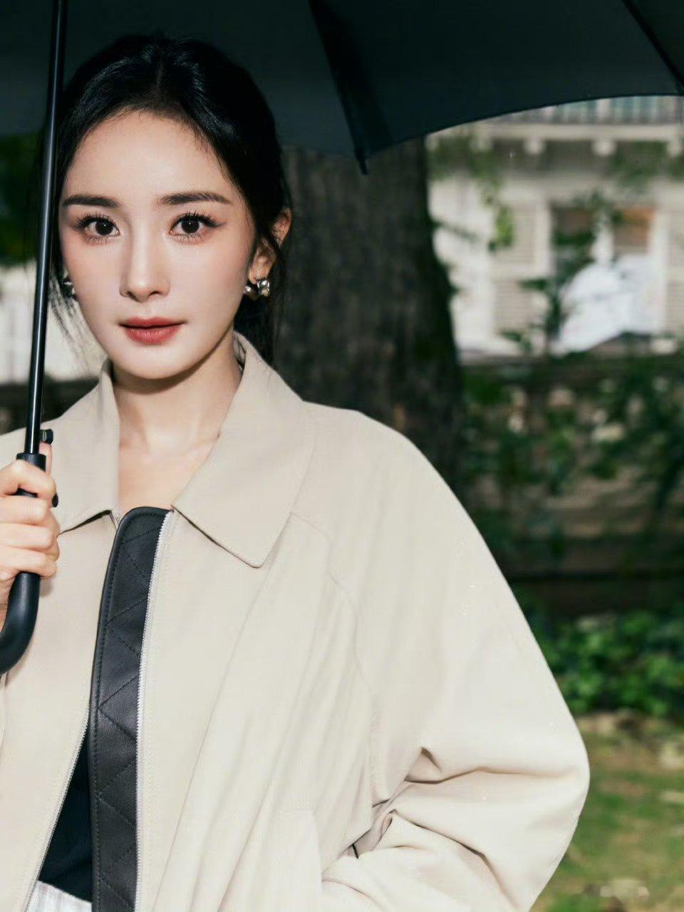 #杨幂雨中漫步##杨幂第三次看秀造型#杨幂第三次看秀造型，巴黎街头，雨中漫步，一