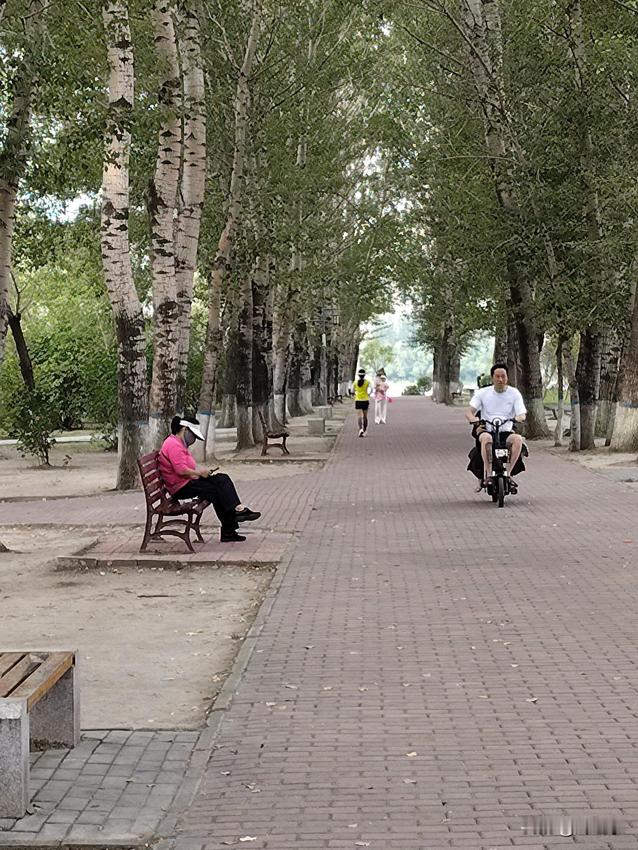 我觉得，升学宴应该予以取缔。
   寒窗苦度，金榜题名，进入高等学府，的确可喜可