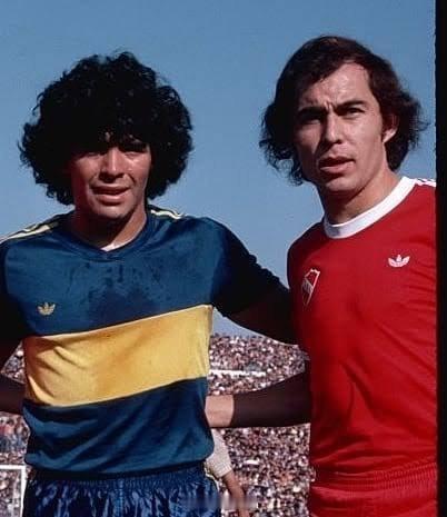 独立俱乐部和阿根廷足坛传奇里卡多·博奇尼谈梅西和马拉多纳：“就个人而言，迭戈·马