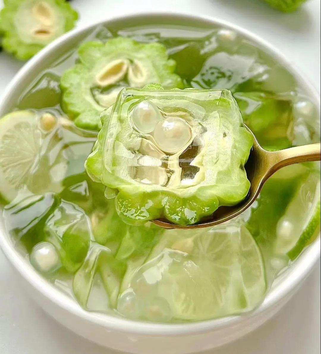 夏天就想来一碗苦瓜冰粉！
       趁着火辣的天气，必须氛围拉满!!
做法：