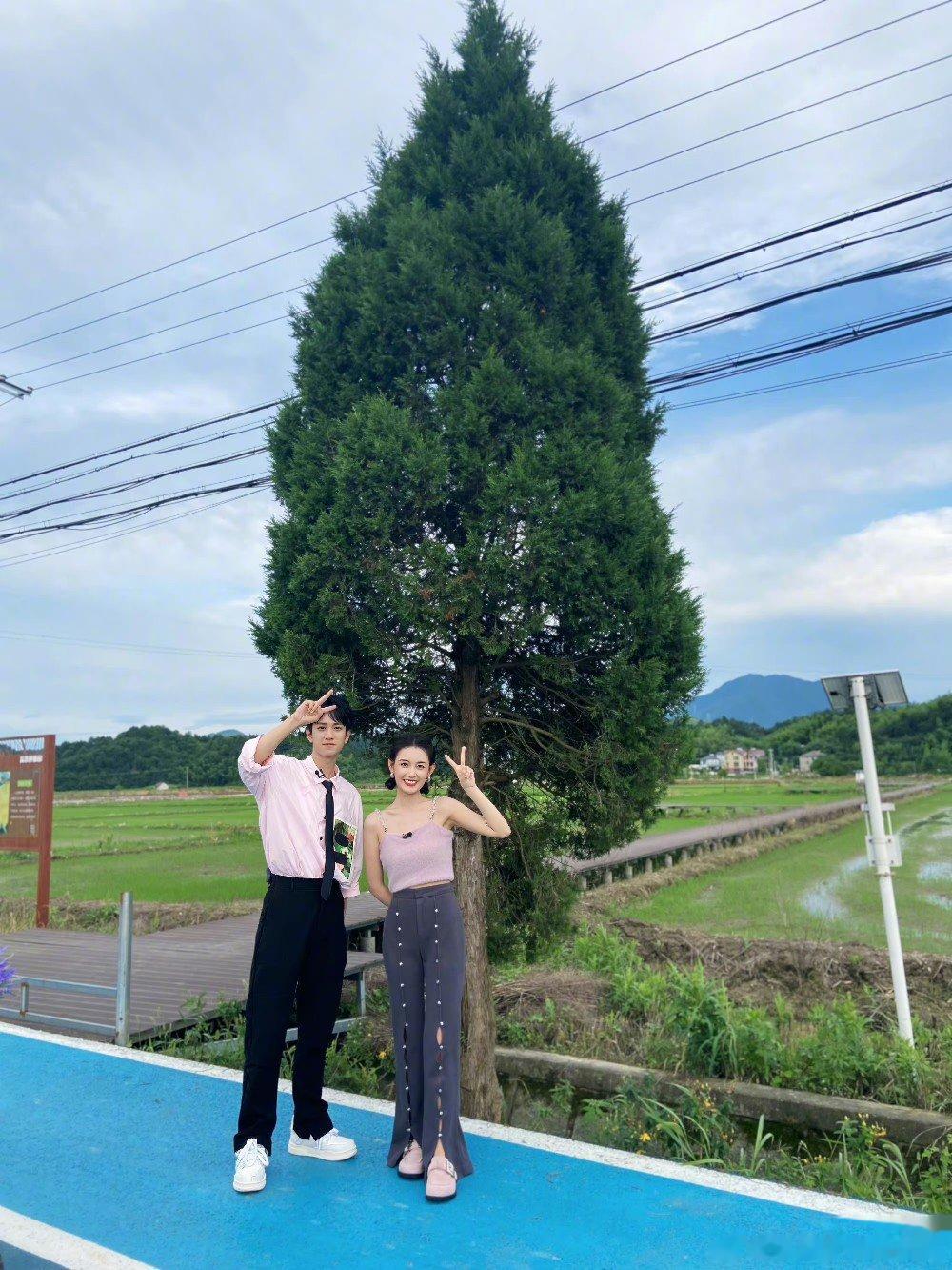 #蒋依依敖子逸合照##蒋依依敖子逸情侣装#好喜欢好喜欢 ​​​