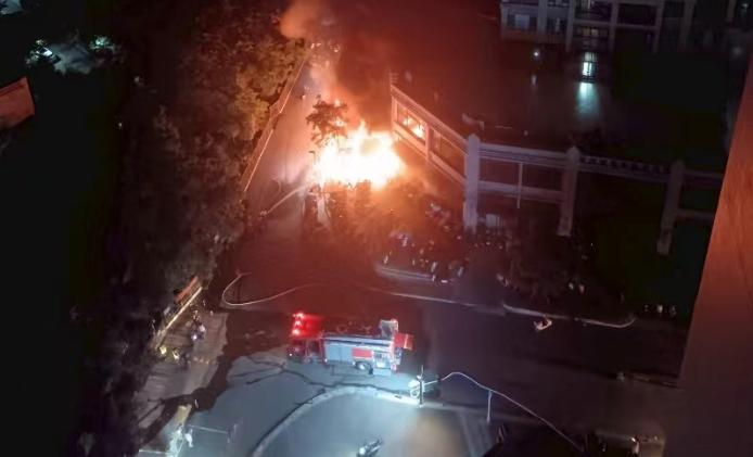 8 月 7 日，网友在社交平台发布现场视频爆料，广州增城区合生・湖山国际 7 期