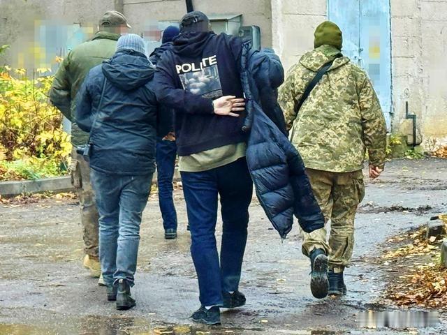 英国记者在乌采访：同事当场被抓去当兵！乌军征兵急到“见人就薅”！
 
英国记者去