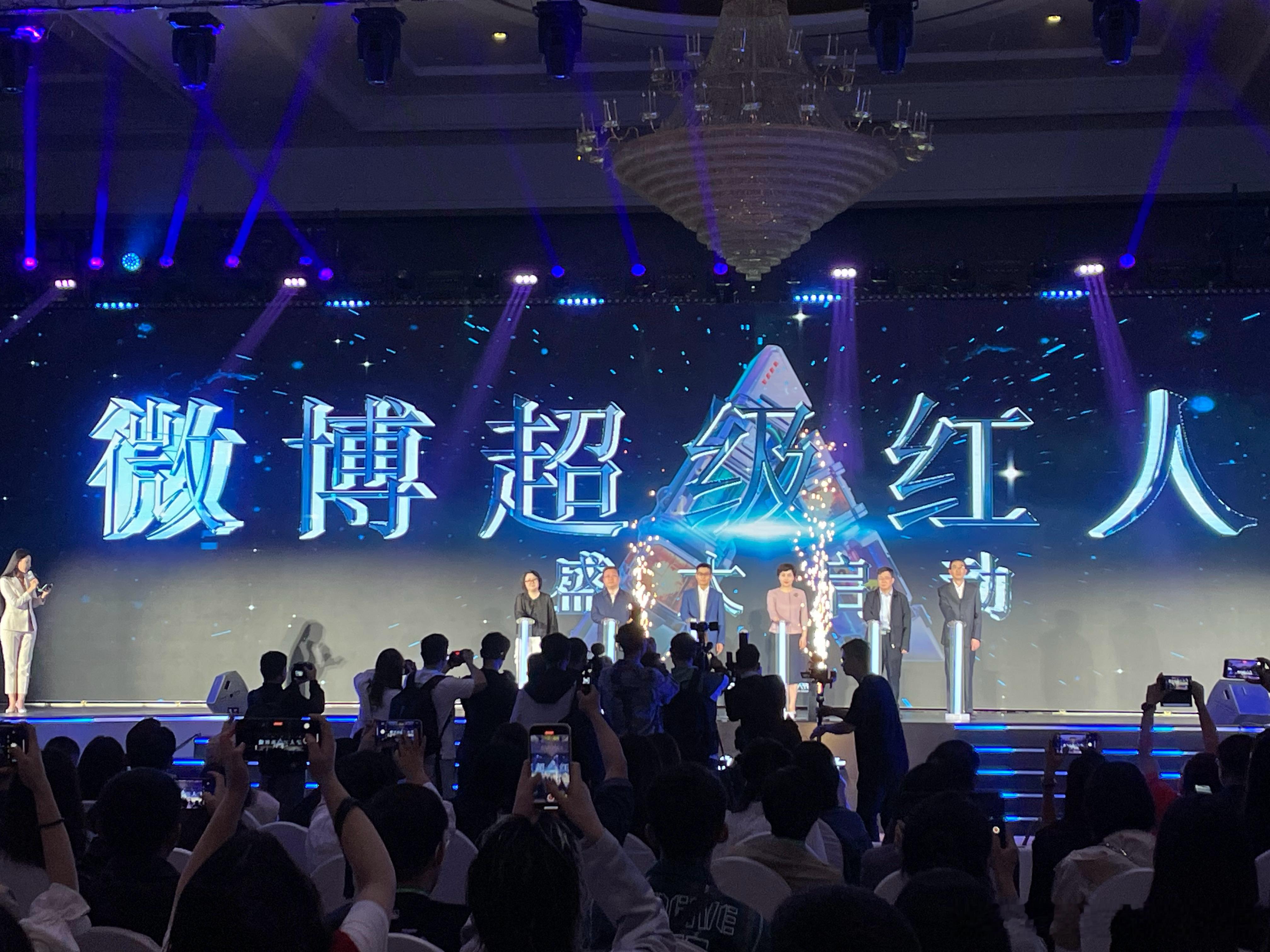 “以微博之力，让世界更美。”医生的智慧，爸爸的拥抱。2023，一起在微博更好！ 