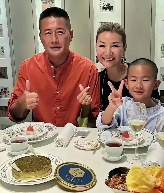 61岁的高曙光二婚取小16岁的王玲，据说王玲是个富商，目前两人定居在泰国，看上去