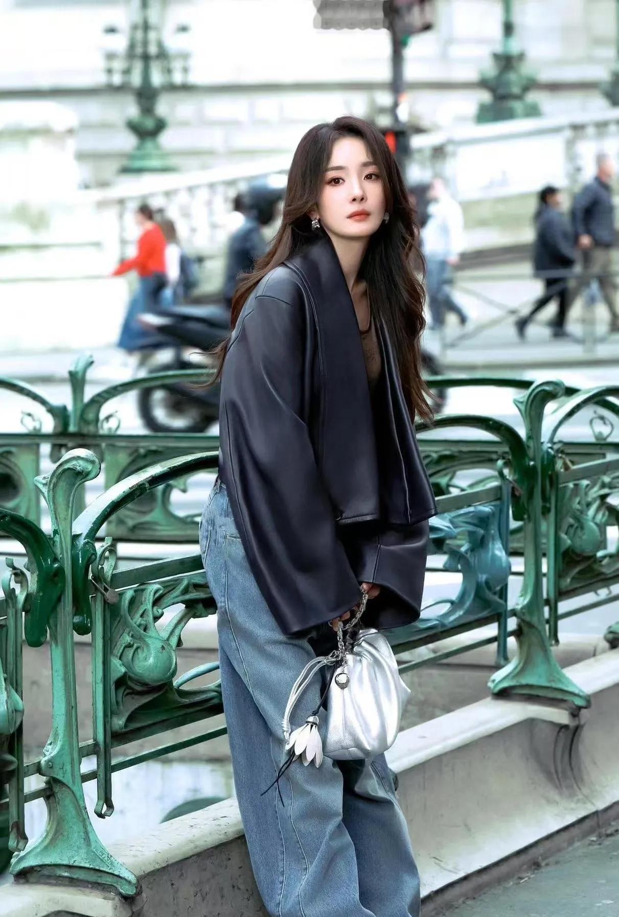 杨幂这“黑皮衣+阔腿裤”，把街拍松弛感焊在身上了
 
谁能拒绝杨幂的街拍啊！
 