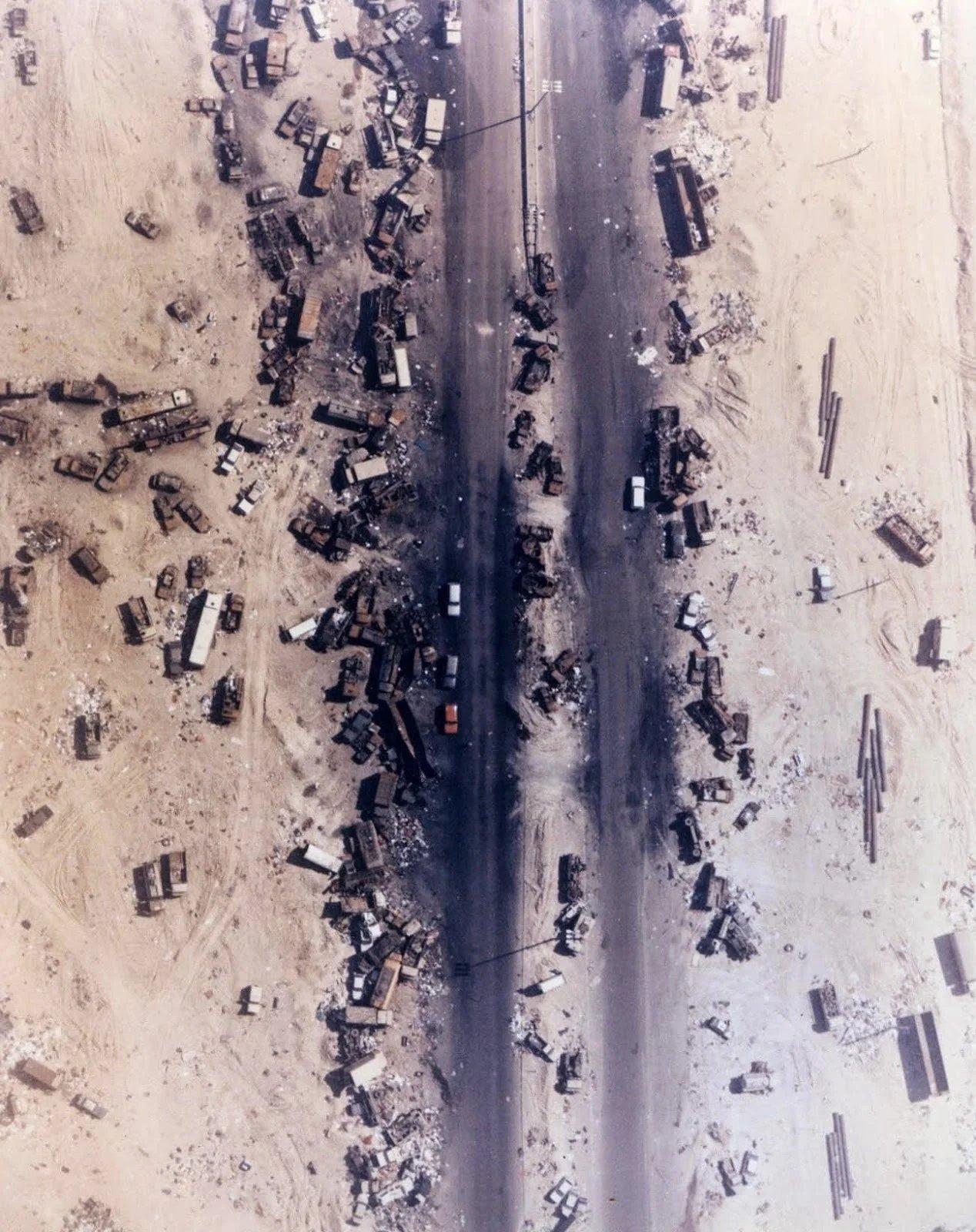 这是“死亡公路”的鸟瞰图，这条公路是 1991 年海湾战争期间美军袭击科威特境内