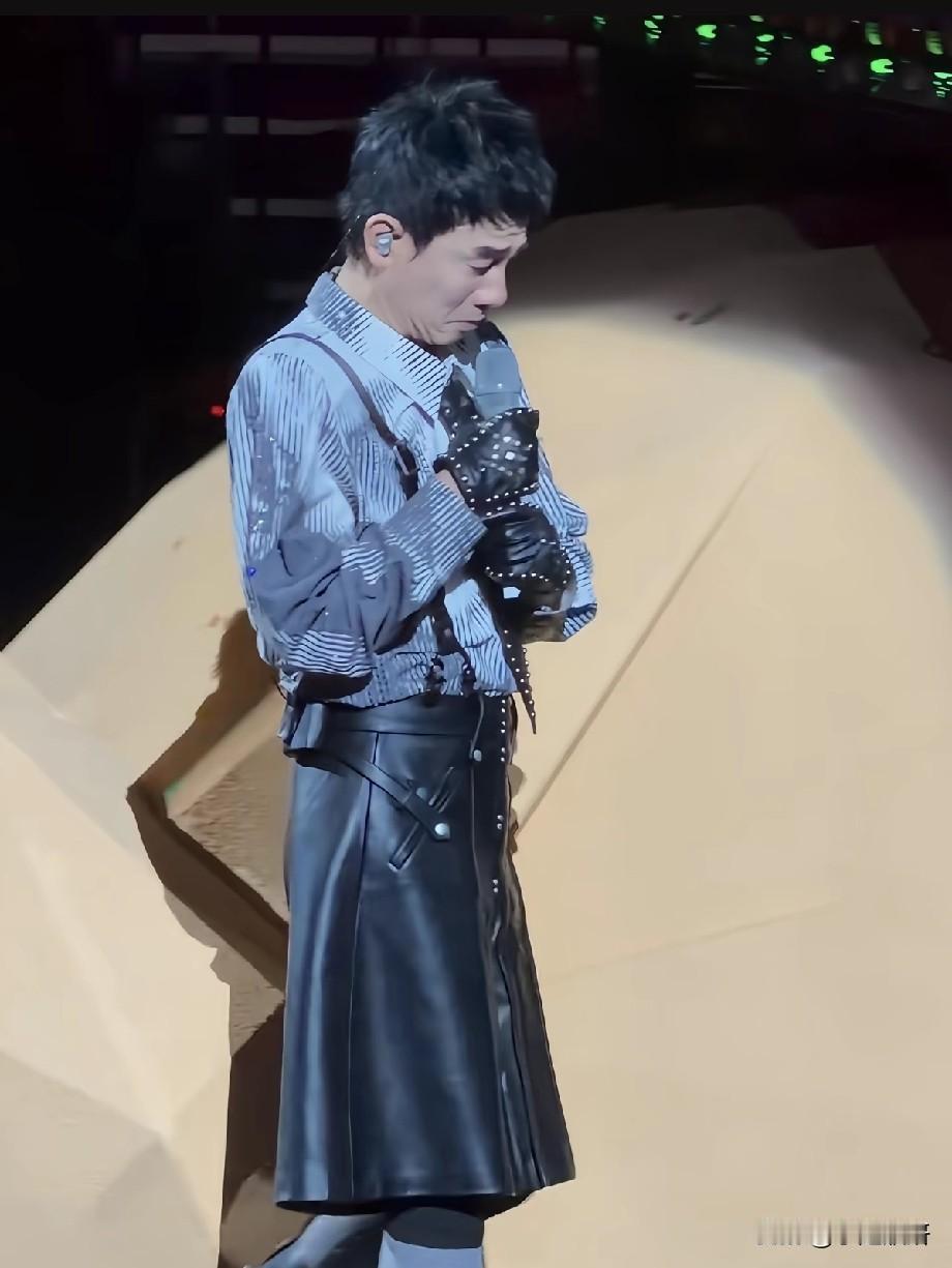 1288元门票只能看后脑勺！陈小春泪洒舞台主动退票，应采儿暖心发文力挺
 
近日