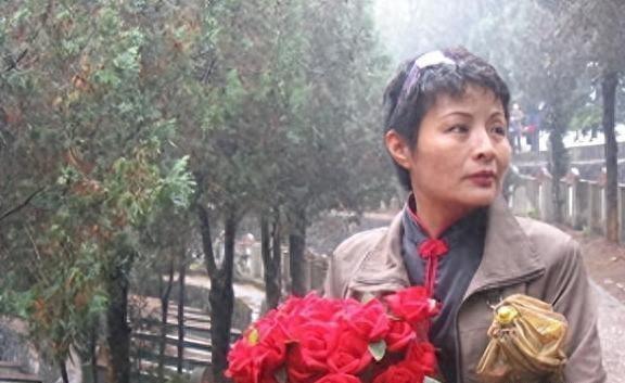被开除的女兵是谁？84年老山唯一女兵，用20年让麻栗坡烈士陵园开满玫瑰花！
20