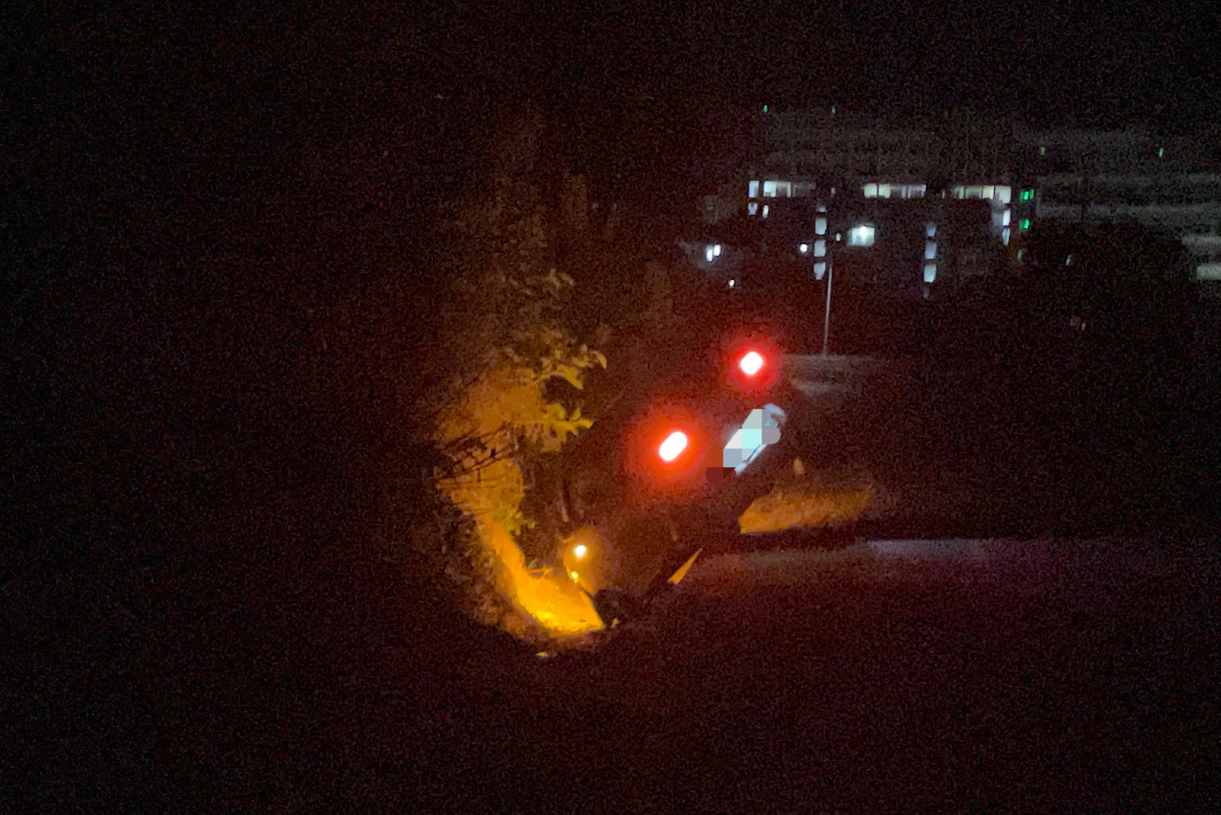8月3日晚，玉林小平山路口新能源小车撞冲进路边沟。这条路没有路灯，开慢一点吧！ 