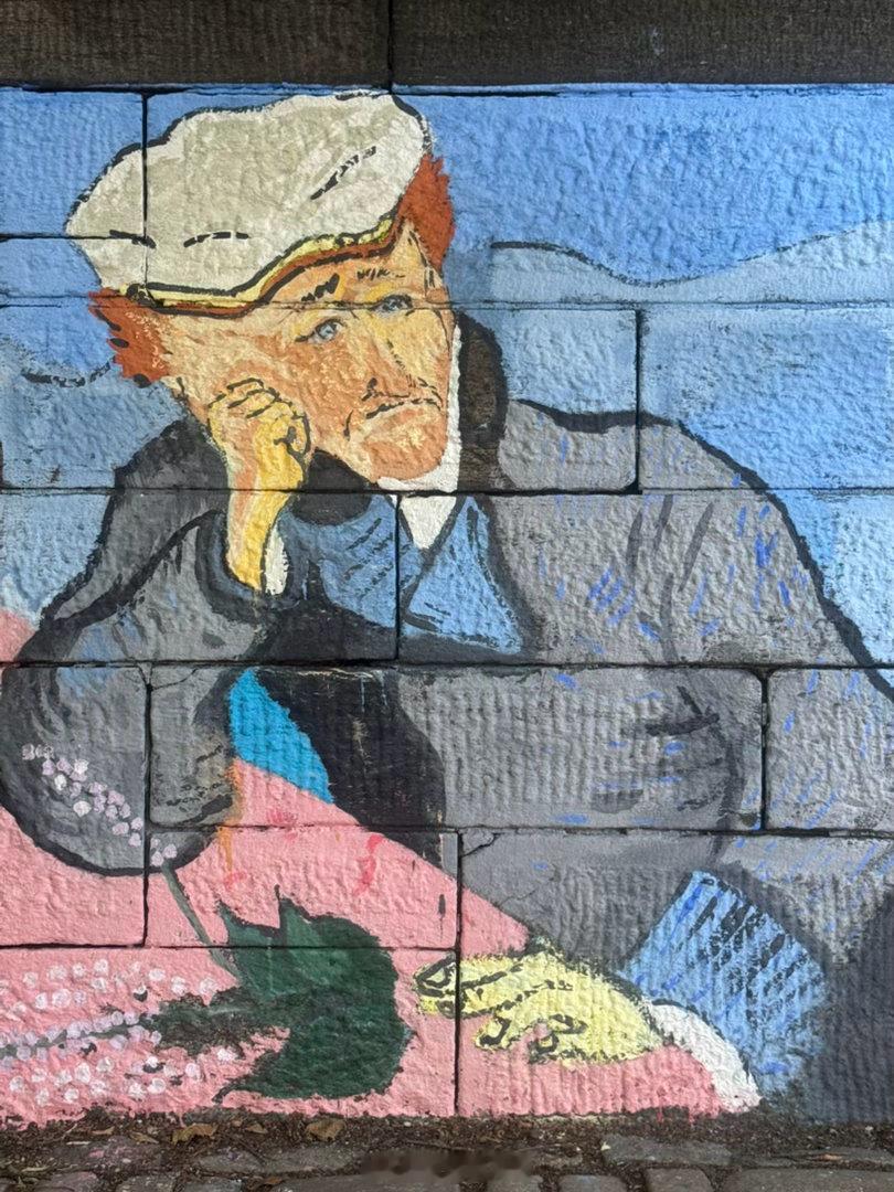 傍晚，经过中央公园，看到外面的石墙上，有人画了这一作品。 这张画一眼就能看出来，