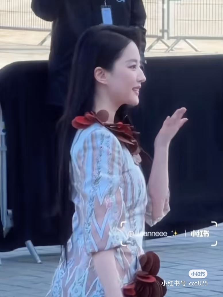 太少女了，晶莹剔透的木兰花，这衣服设计刘亦菲穿上就合理了