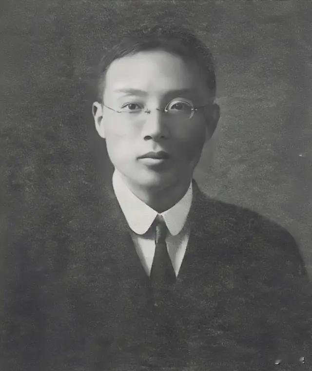 1916年，中国同盟会元老陈其美被刺客暗杀，遗体留在屋内，无人敢替他收尸体，蒋介