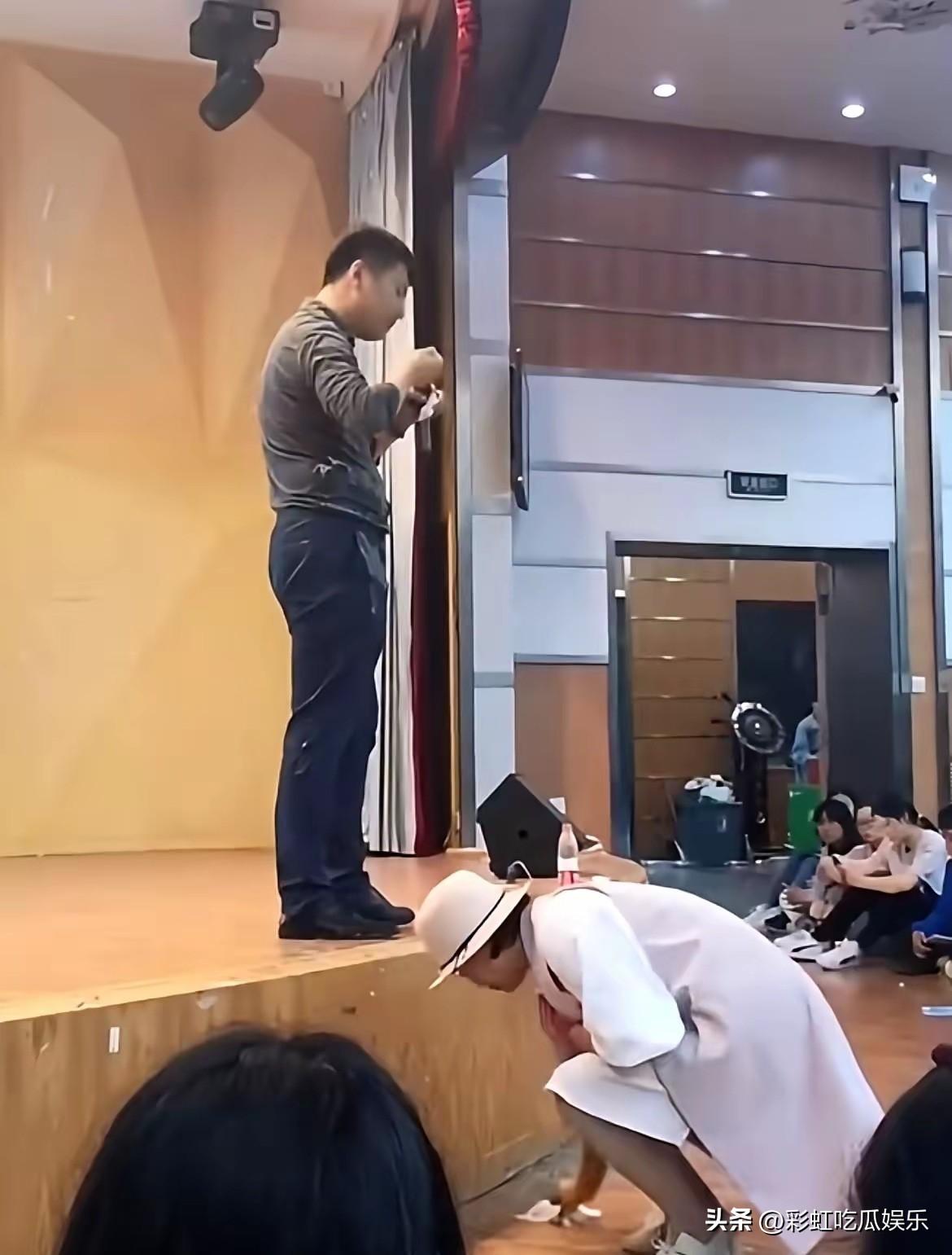 当年给张雪峰泼鲱鱼罐头的人，现在心情如何？肠子都悔青了吧！

当年张雪峰在青岛演