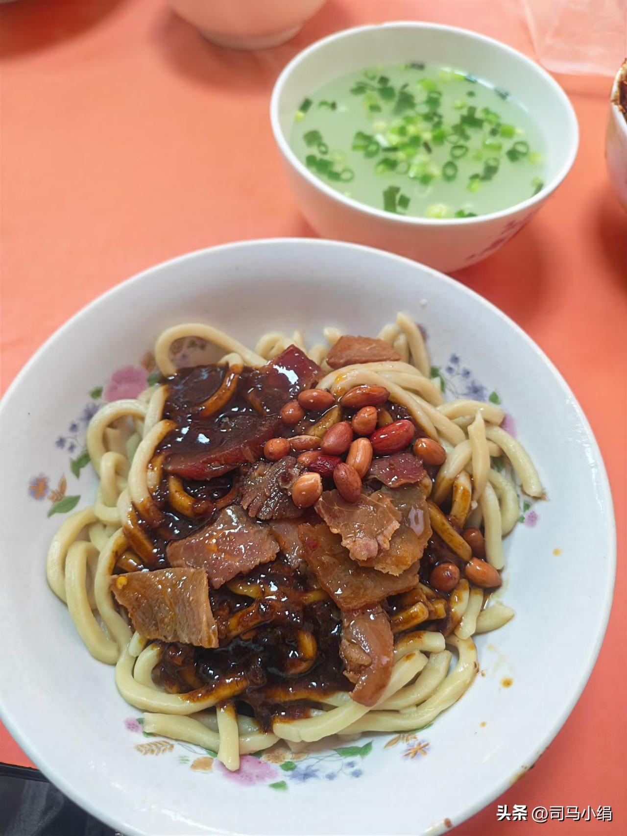 很多人觉得赚不到钱是因为大环境不佳，直到今天听到店里两位顾客的交谈，我才恍然大悟