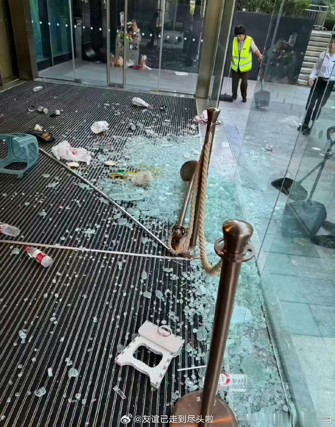 张凌赫陌森线下活动玻璃门都被冲碎了，不少粉丝受伤喔，改线上直播了 