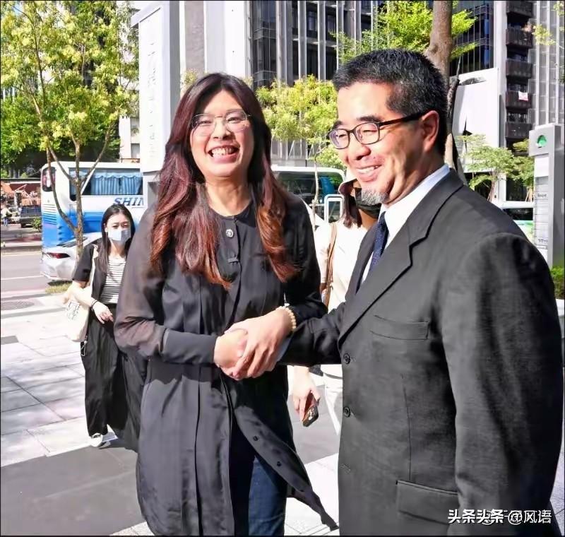 郑丽文的“骂”，或另有隐情。
坊间传闻，郑丽文是要抢在特朗普前拜会大陆的，特朗普