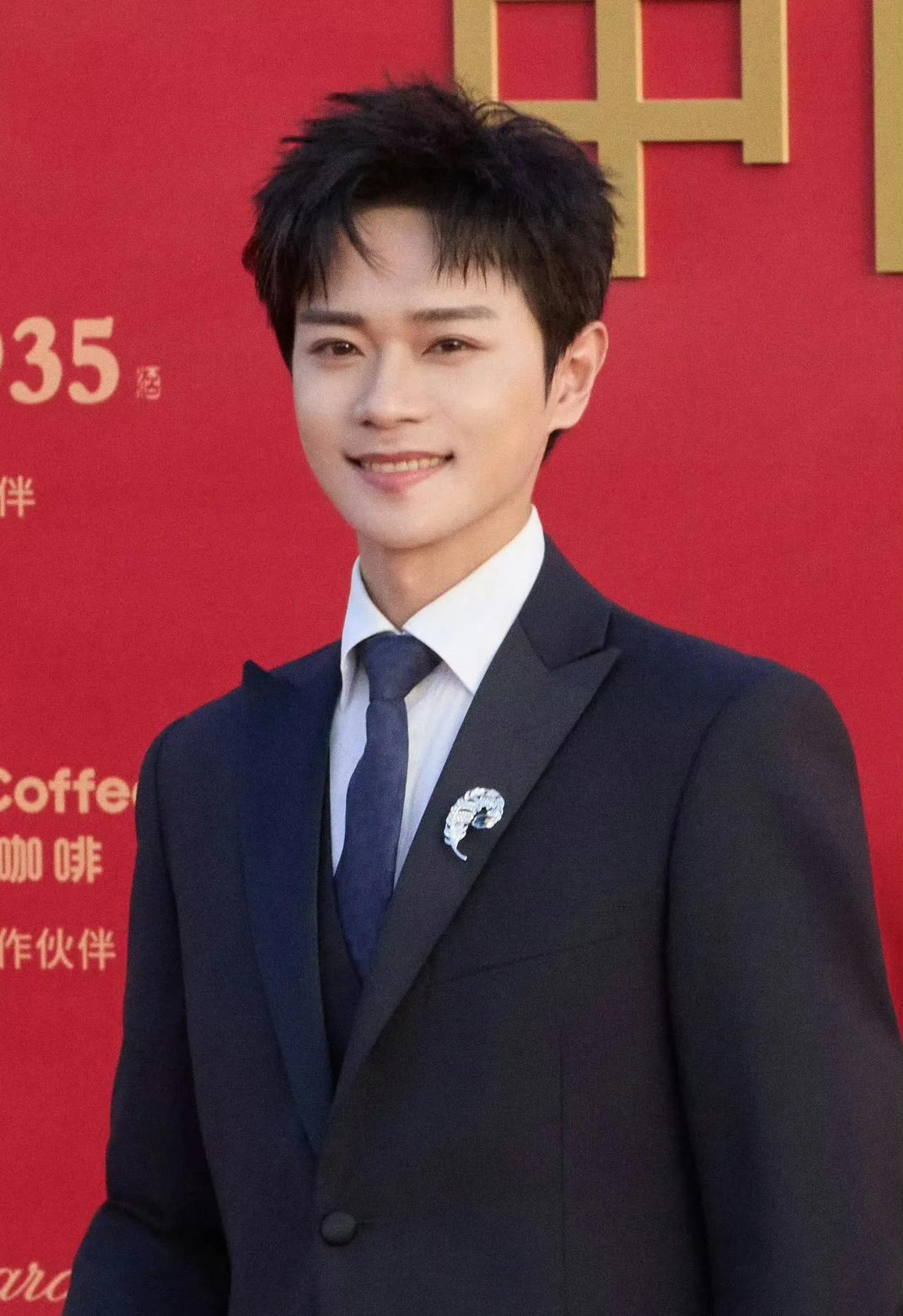 曹骏回应金鸡奖期待：先当好演员，奖杯不会跑！
当全网都在催曹骏拿下金鸡奖时，他的