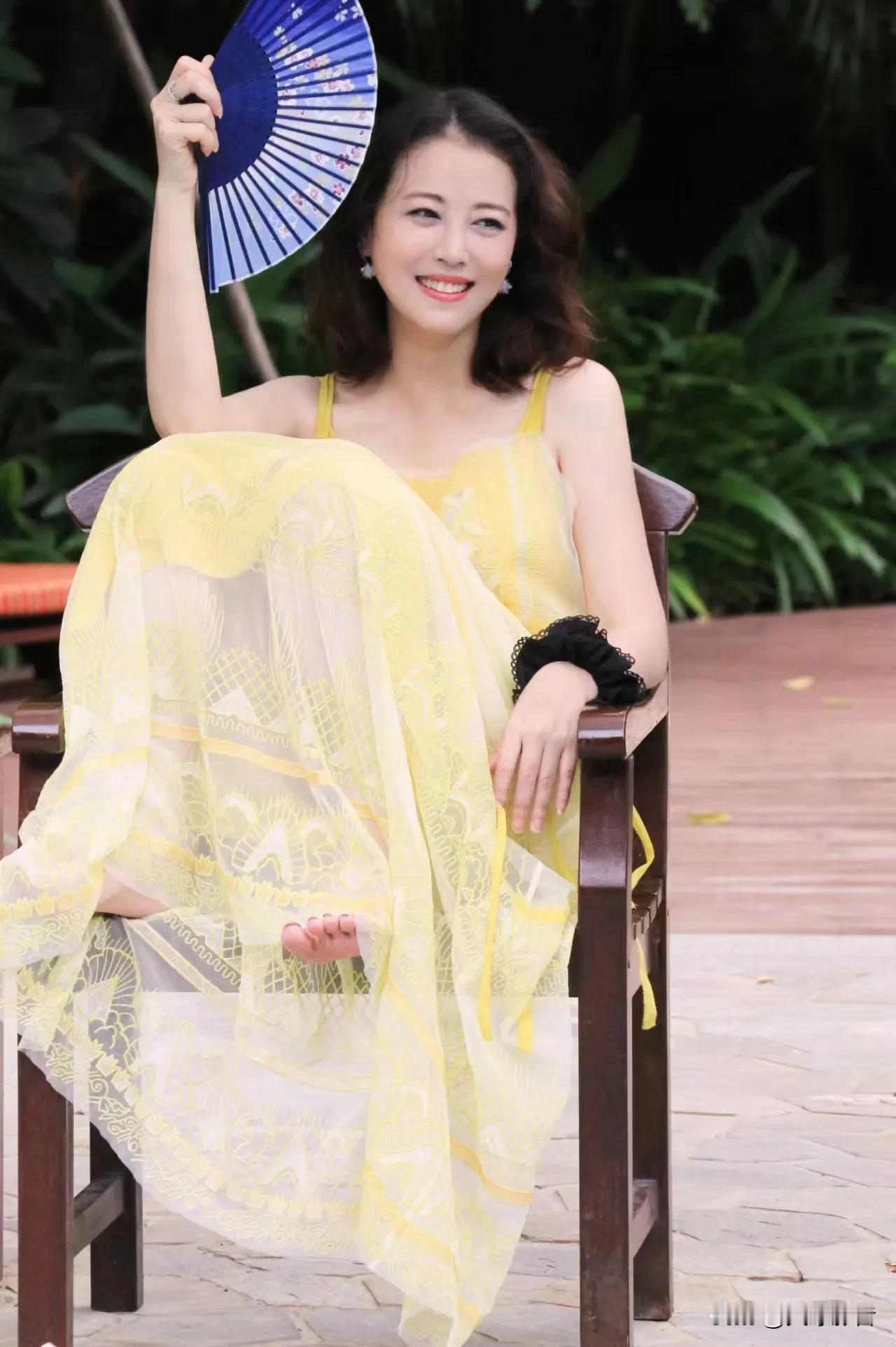 海媚姐，这组图片满满的少女感
一想到以后，再也看不到她的最新照片了
心中就万分伤