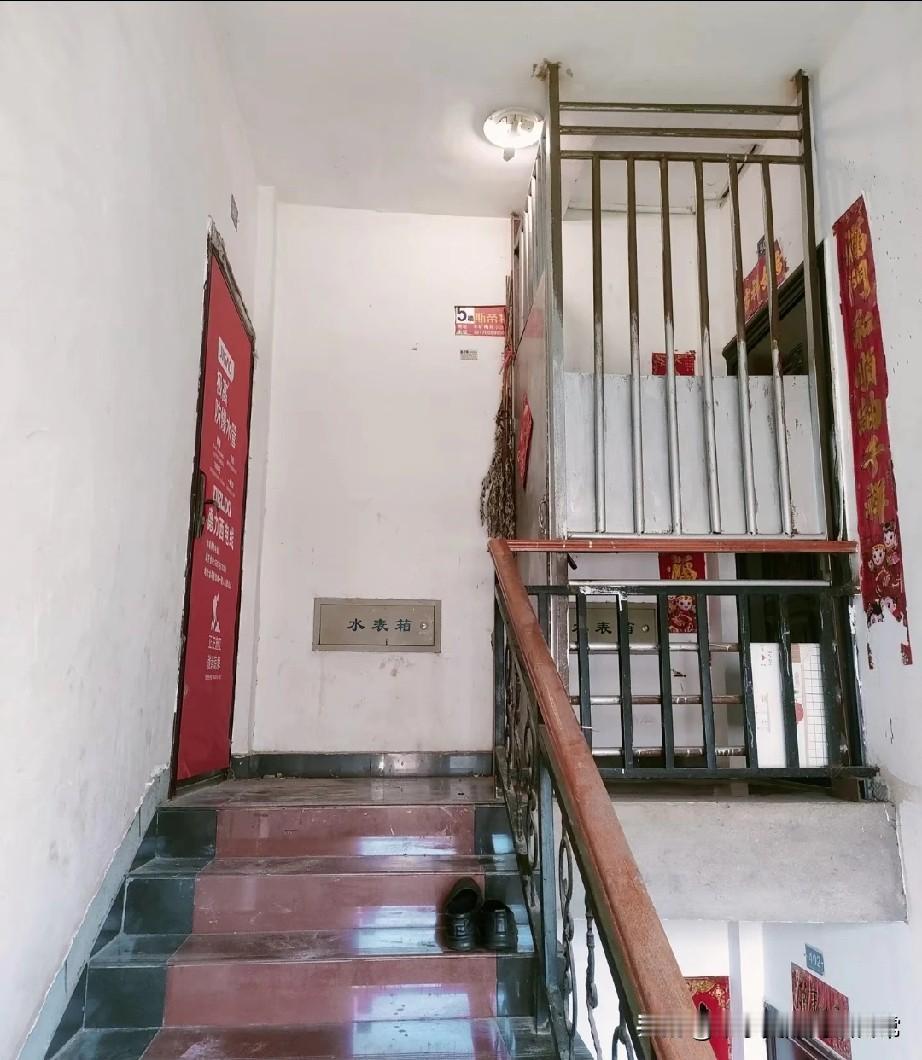 这局怎么破!
 
两年没回老房子，刚准备装修开门傻了：对门邻居在公摊楼梯间装了个