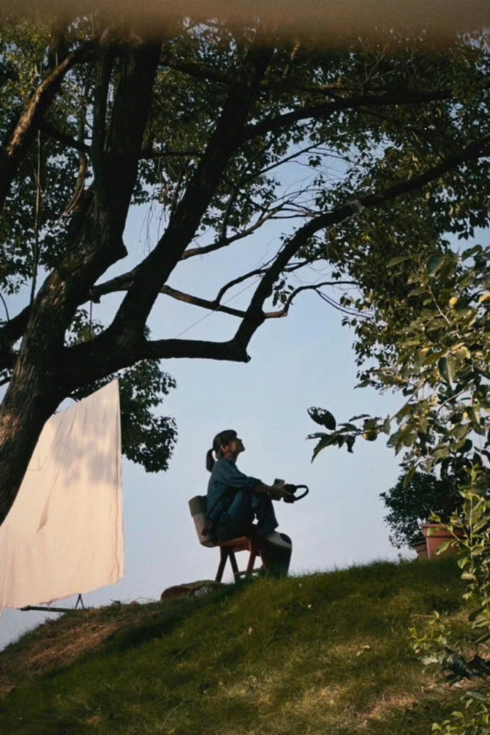 人一旦不害怕失去，态度就会变得随你意你随意，有时候失去比拥有更踏实。——余秀华 