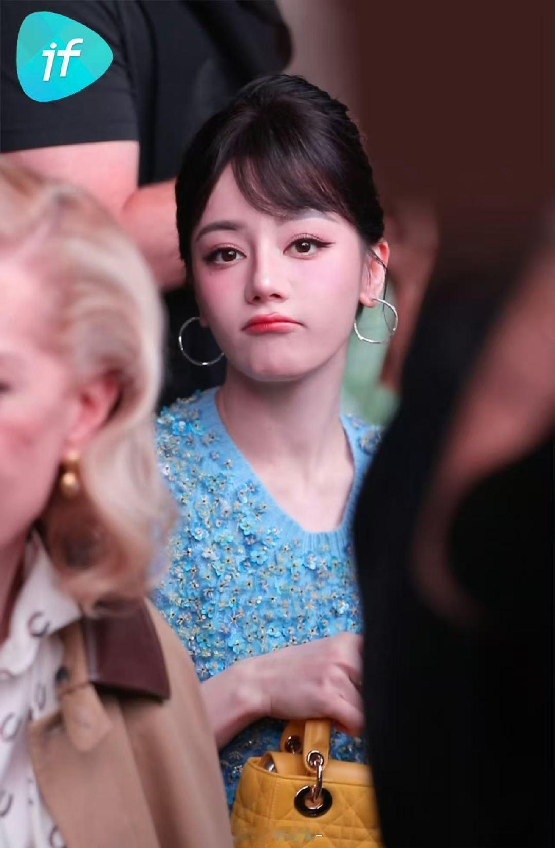 迪丽热巴奶萌奶萌的迪丽热巴看秀嘟嘴迪丽热巴奶萌奶萌的 ​​​