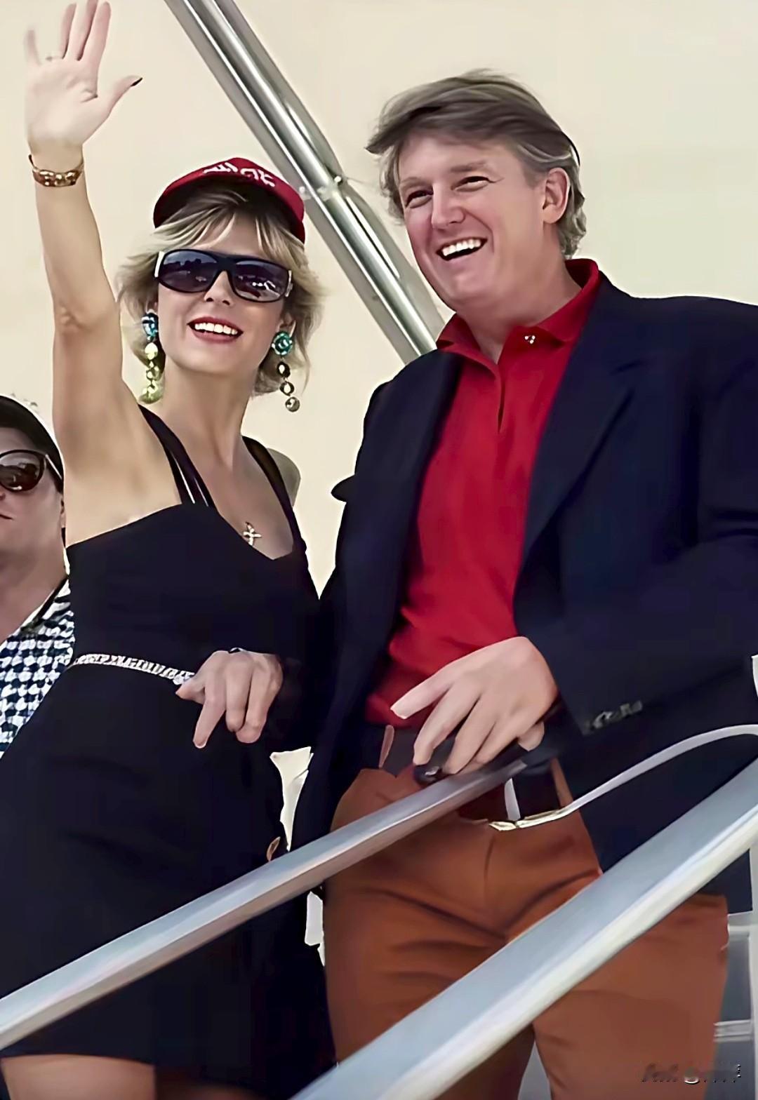 90年代特朗普与第二任妻子玛拉·梅普尔斯的罕见同框。彼时特朗普已是美国知名地产大