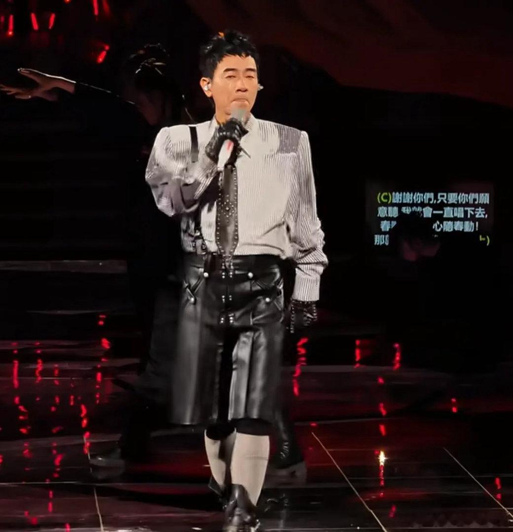 陈小春舞台上爆哭演讲怎么还有提词器 这个提词器做的也太明显了，另外会给首场位置不