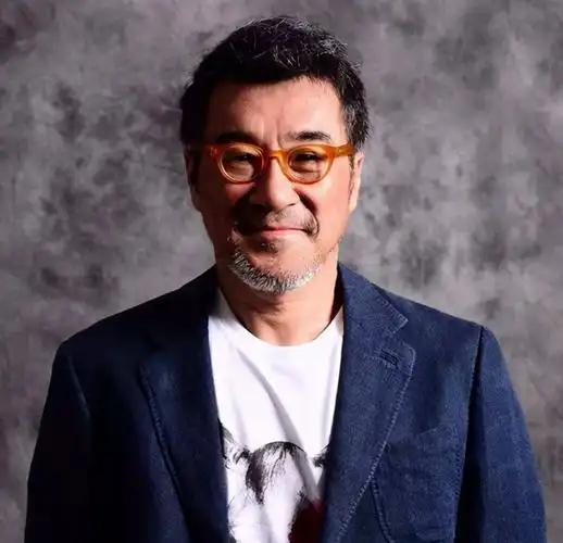 1994年，李宗盛婚内爱上林忆莲，两人为了寻求刺激就悄悄同居，结果没多久，林忆莲