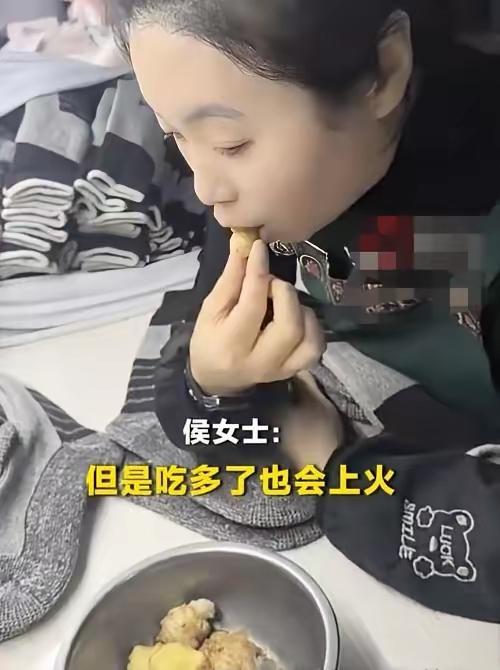 安徽蚌埠，一女子特别爱吃生姜，甚至将其当水果吃，一天大概能吃一两斤生姜，这女子同