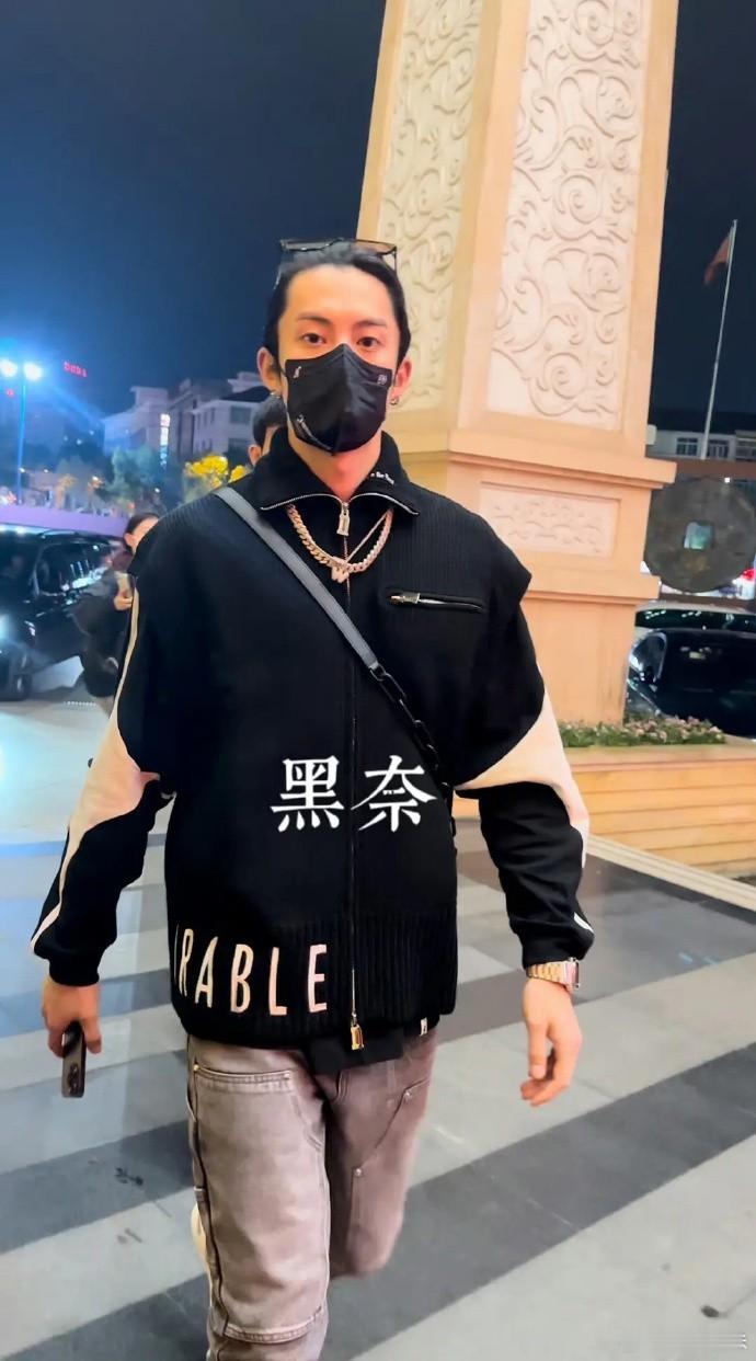 王鹤棣粉丝分享的照片引发热议。 