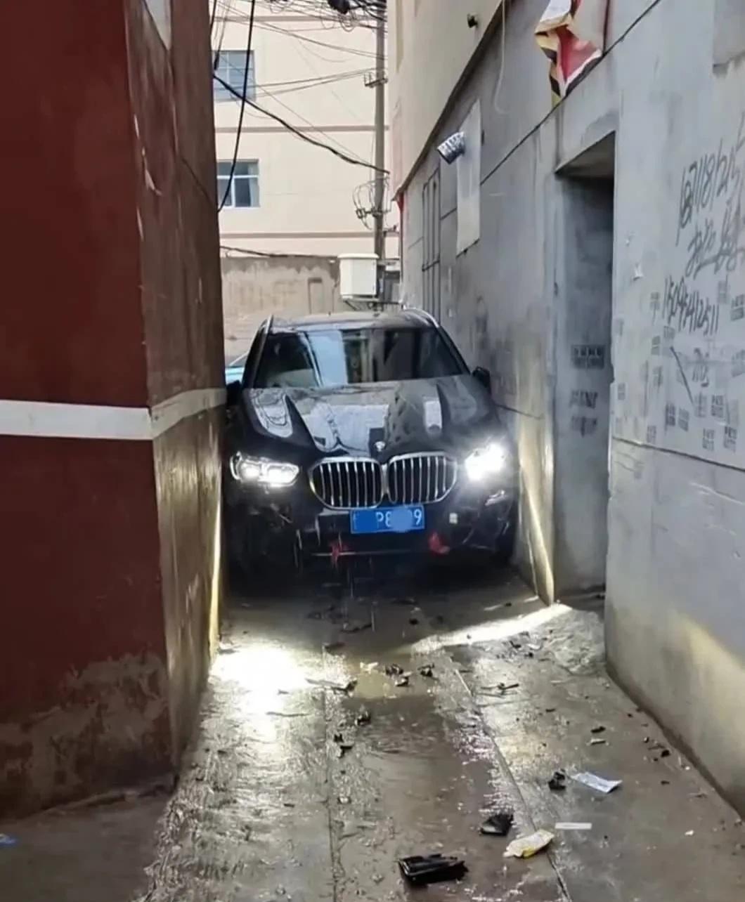 这人是不是家里有矿，我看也是刚提没有多久的新车，为啥这样开啊！