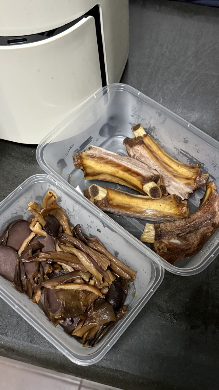 一斤鸭脖能买一斤牛肉一斤排骨现在外面卤味的价格真的越来越离谱，随便一个卤鸡腿就要