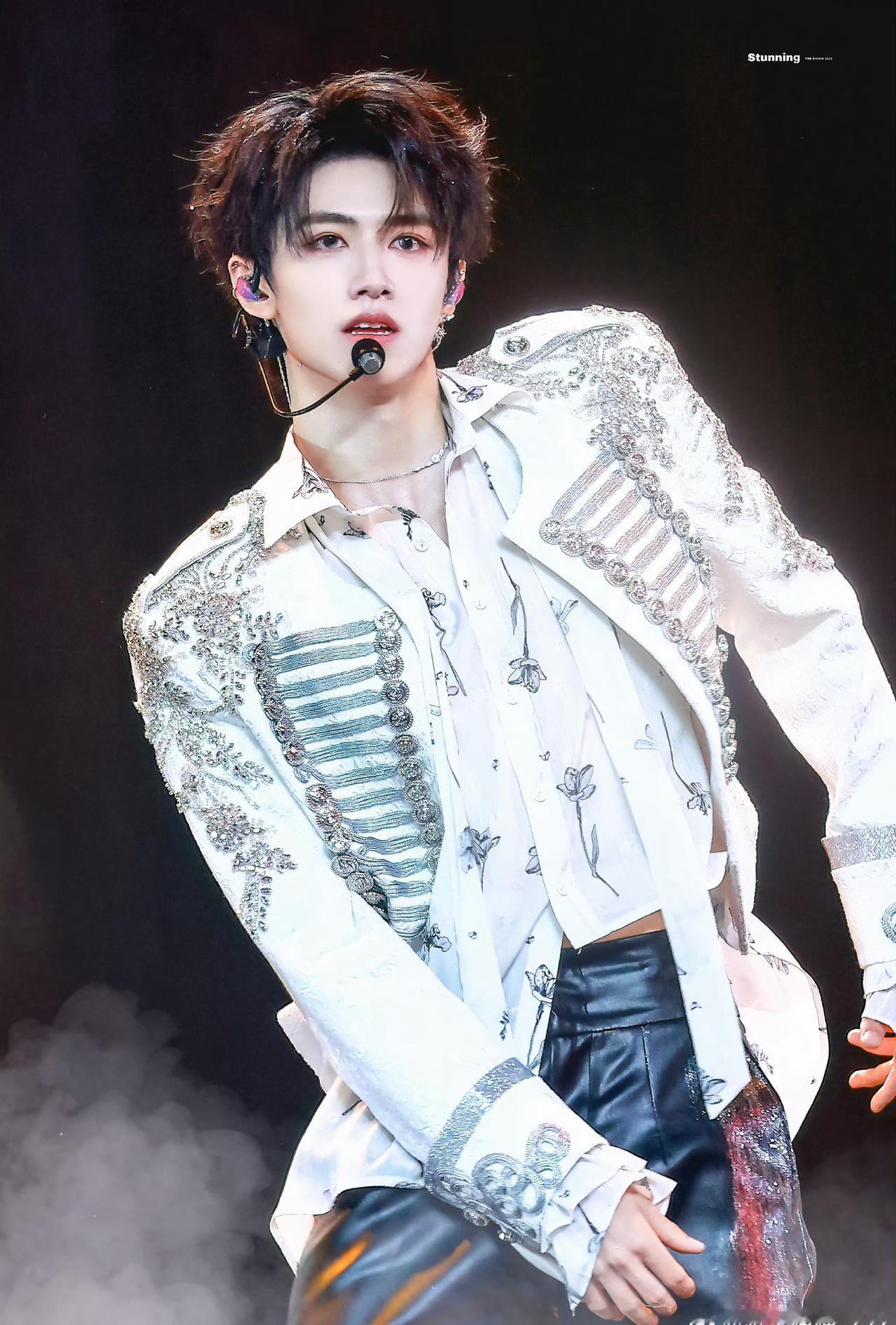 朱志鑫朱志鑫prada米兰时装周💛 朱志鑫出席prada米兰男装秀 💙朱志鑫