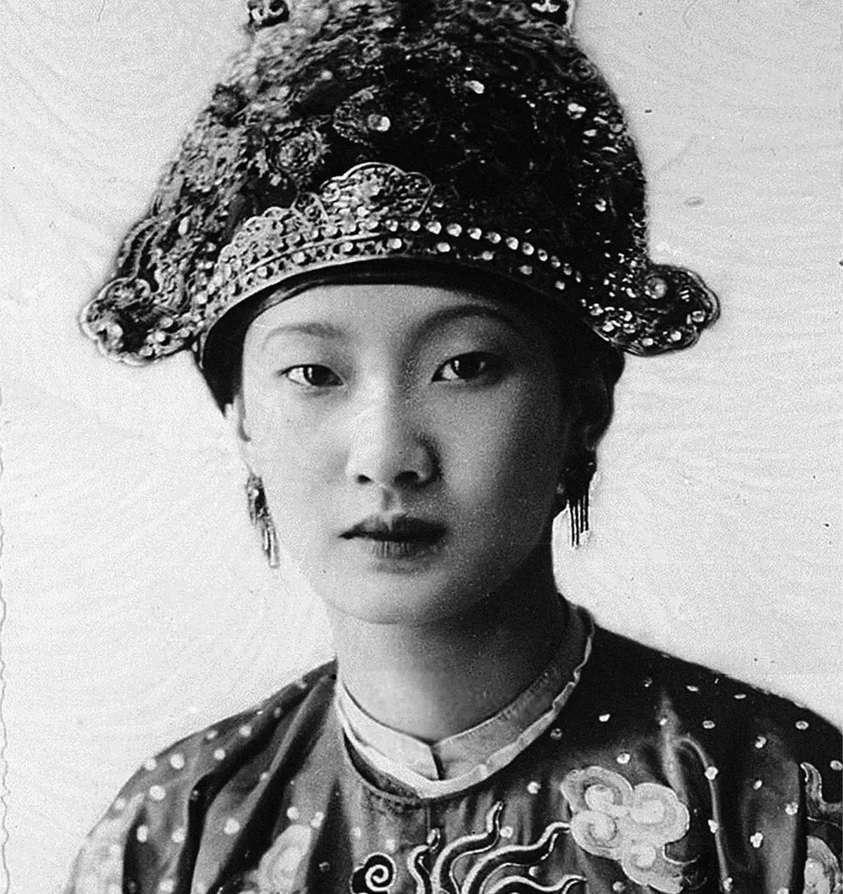 南芳皇后不是传说，是被时代推到风口浪尖的普通人。她1914年出生，12岁就被送去