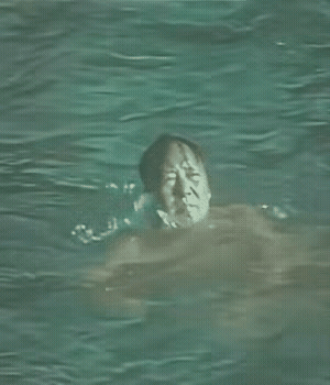 这段珍贵的影像资料是毛主席1966年最后一次畅游长江。1966年7月16日，73
