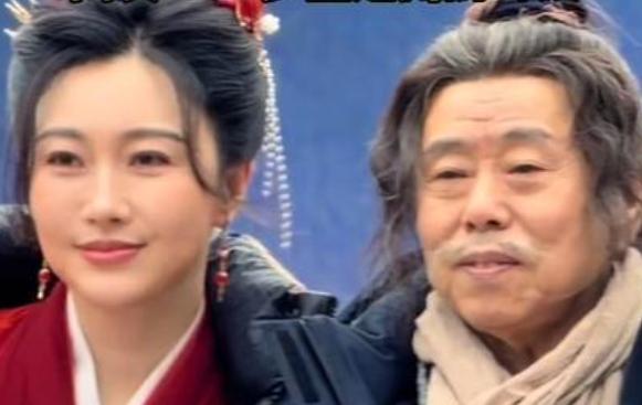 潘长江与女儿潘阳多次搭档拍戏，如《清凌凌的水蓝莹莹的天》系列、《能人冯天贵》等。